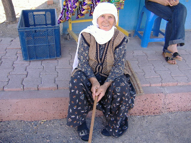 yerel kıyafetli kadın