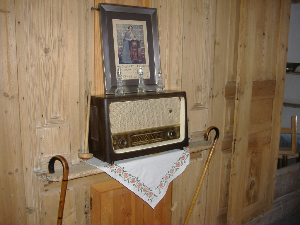 eski radyo ve bastonlar