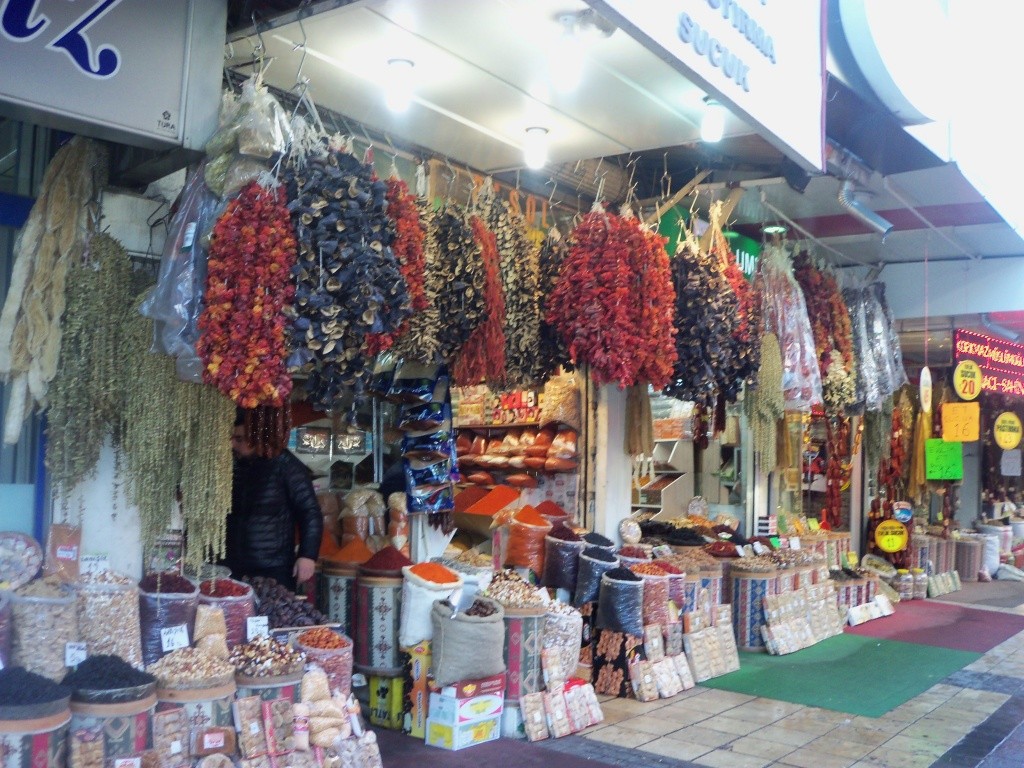 Kayseri'de bir kuruyemişçi önü